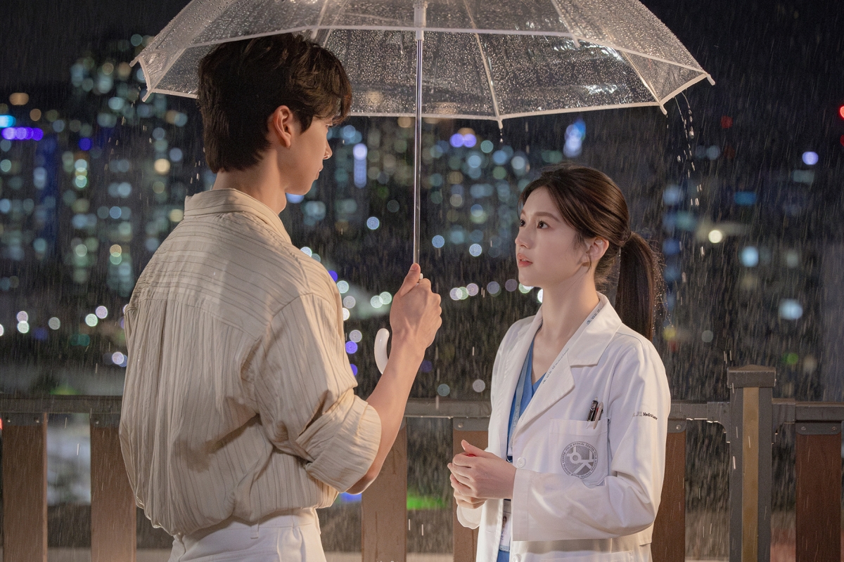 «Resident Playbook» Sweeps Top Spots On Most Buzzworthy Drama And Actor Rankings For 3rd Week
