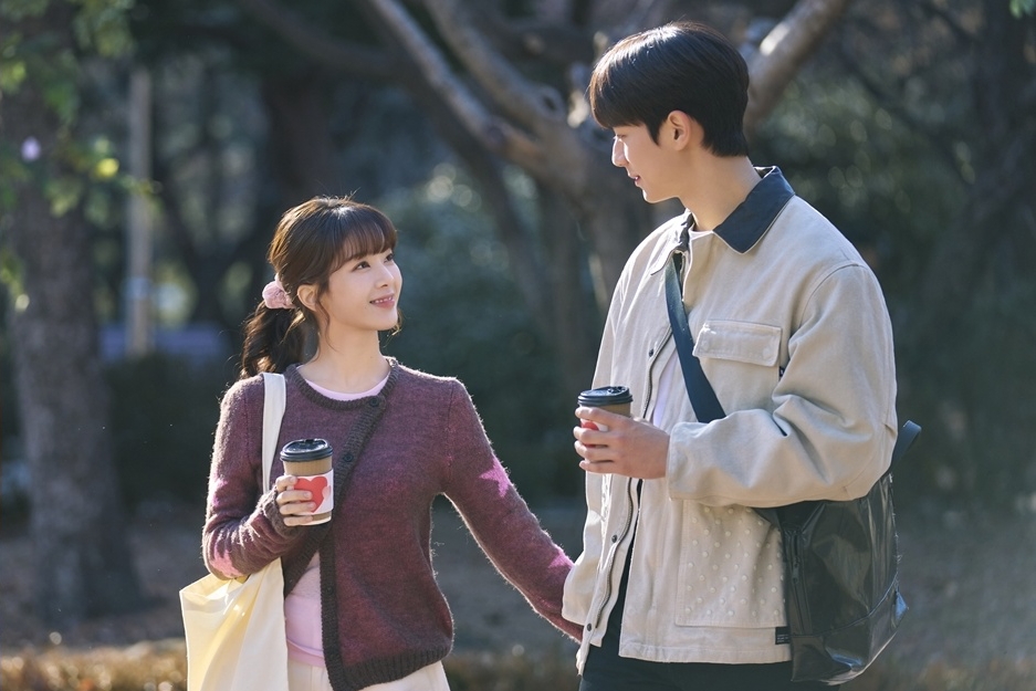 Roh Jeong Eui And Lee Chae Min Officially Become A Campus Couple In «Crushology 101»