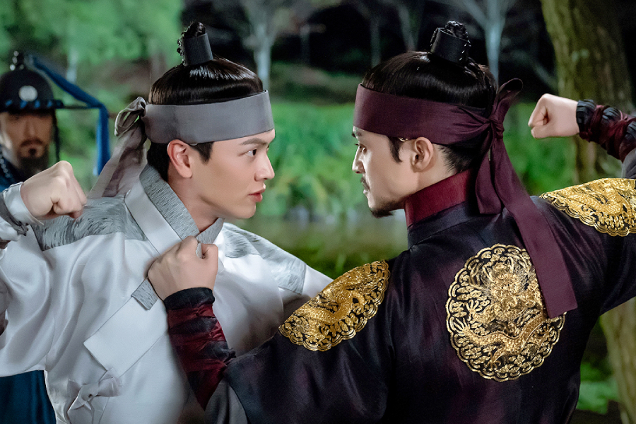 Yook Sungjae And Kim Ji Hun’s Tense Confrontation Turns Violent In “The Haunted Palace”